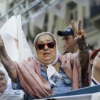 Hebe de Bonafini, presidenta de las Madres de Plaza de Mayo, hace un gesto durante en la marcha para conmemorar el 41º aniversario del golpe militar en Buenos Aires, el 24 de marzo de 2017.