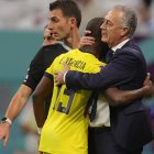 Gustavo Alfaro abraza a Enner Valencia.