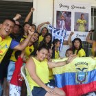 La familia de Jeremy Sarmiento viendo el partido de la Tricolor en Guayaquil.
