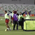 Los jugadores de la selección de Costa Rica disputan un partidillo con voluntarios de la FIFA previo a su entrenamiento.