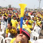 Cerca de 9.000 personas llegaron ayer hasta la explanada del estadio Modelo Alberto Spencer, para ver el partido de la Tri de manera gratuita en cuatro pantallas gigantes instaladas en el lugar.