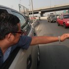 Flujo vehicular. Conductores de la zona señalan que deben pedirle a los otros automovilistas les cedan el paso.