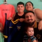 Gonzalo Galíndez (d) con su esposa Soledad, sus hijos Vicente y Elena, y amigos con los que siguió el partido.