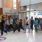 Fila. Decenas de visitantes llegaron antes de las 06:00 al Mall del Sol.