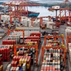 El puerto de Guayaquil es uno de los más importantes para exportaciones e importaciones.