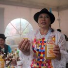 Innovador. Las bebidas alcohólicas hechas con mandarina son propias de Perucho  2. Suro. Los canastos de este material son armados en 45 minutos.