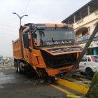 Una volqueta se subió a un parterre en la calle 17 y Portete, causando daños materiales
