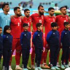 Los futbolistas de la selección de Irán no cantaron el himno de su país en señal de protesta por la situación de represión que se vive en el país y el reciente asesinato de Mahsa Amini, al inicio del partido ante Inglaterra.
