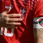 Primer plano del mediocampista suizo Granit Xhaka con el brazalete de capitán "One Love"