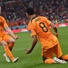 Cody Gakpo (D) de los Países Bajos celebra con su compañero de equipo Frenkie de Jong después de marcar el gol de apertura durante la Copa Mundial de la FIFA 2022