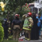 Bomberos y organismos de socorro llegan para atender la emergencia, luego de que una avioneta se estrellara en un barrio residencial hoy en Medellín (Colombia). EFE/Luis Eduardo Noriega
