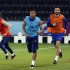 Kylian Mbappe (c) durante una de las últimas prácticas de Francia.