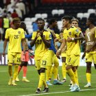 Los jugadores de la selección ecuatoriana salen del gramado del estadio Al Bayt luego de vencer a Qatar en el debut. Los dirigidos por Gustavo Alfaro se enfocan en Países Bajos, su próximo rival.