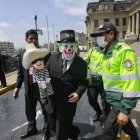 Un manifestante en contra de la visita de la delegación de la OEA fue registrado este lunes, 21 de noviembre, al protestar fuera del palacio de Justicia, en Lima (Perú). EFE/Paolo Aguilar