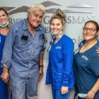 El presentador de televisión aparece junto al personal médico que lo atendió. En su rostro, se observan las huellas de las quemaduras que sufrió.