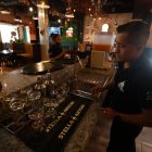 Los trabajadores dejan todo listo, pero llegan pocos clientes