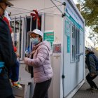 Un centro de pruebas PCR en Pekín. EFE/EPA/MARK R. CRISTINO