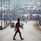 Imagen de archivo de intocables o dalits, la casta más baja de la India, protestando en Bombay contra las agresiones que sufren de supuestos grupos radicales hindúes. EFE/ Divyakant Solanki