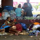 Migrantes centroamericanos permanecen en un campamento improvisado el 18 de noviembre de 2022, en la ciudad de Tapachula, estado de Chiapas (México). EFE/Juan Manuel Blanco