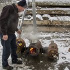 Un hombre utiliza una estufa de leña móvil en Járkov, Ucrania, el 18 de noviembre de 2022 en medio de la invasión militar de Rusia. EFE/EPA/SERGEY KOZLOV