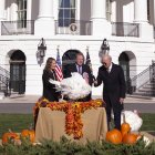 El presidente de EE.UU., Joe Biden (d), en la cena del Día de Acción de Gracias. EFE/EPA/MICHAEL REYNOLDS