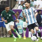 Lionel Messi de Argentina disputa un balón con Abdulelah Almalki de Arabia Saudita