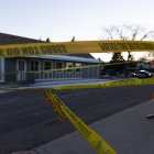 Vista del área acordonada cerca del Club Q, un bar LGBT en el que se produjo un tiroteo el fin de semana en Colorado Springs, Colorado. EFE/Liz Copan