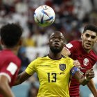 Enner Valencia (C) de Ecuador controla la pelota hoy durante a FIFA partido de fútbol de la fase de grupo entre Qatar y Ecuador en Al estadio de Cebo en Al Khor, Qatar, 20 noviembre 2022.