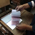 La producción del documento físico llega a su fin en locales que se han dedicado por décadas a la actividad.