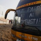Fotografía de archivo en la que se registró otro paro de transportistas peruanos al bloquear una carretera, por el alto precio de los combustibles, en Lima (Perú). EFE/Gian Masko