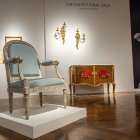 Una butaca entregada por Georges Jacob para el dormitorio de la reina María Antonieta en Versalles en 1788 y una cómoda de Pierre Macret son expuestas antes de una subasta de 1.200 lotes en París este 22 de noviembre en la casa de subastas Christie"s.