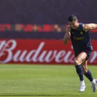 Cristiano Ronaldo de Portugal actúa durante la sesión de formación de su equipo en Al Shahaniya, Qatar,