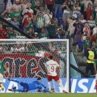 Guillermo Ochoa (c) México ataja un penalti a Robert Lewandowski (i) de Polonia hoy, en un partido de la fase de grupos del Mundial de Fútbol Qatar 2022 entre México y Polonia en el Estadio 974 en Doha (Qatar).