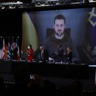 Aplausos tras la intervención del presidente de Ucrania, Volodímir Zelenski quien ha participado por vía telemática en la última sesión de la 68 Asamblea parlamentaria de la OTAN que durante este fin de semana debatió en Madrid sobre la guerra en Ucrania. EFE/ Chema Moya