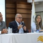 El presidente Jorge Delgado (c), acompañado por funcionarios que trabajaron en la elaboración del Plan Maestro.