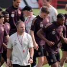 Al Ruwais (Qatar), 19/11/2022.- Germany"s head coach Hansi Flick leads his team"s training session in Al Ruwais, Qatar, 19 November 2022. The FIFA World Cup Qatar 2022 will take place from 20 November to 18 December 2022 in Qatar. (Mundial de Fútbol, Alemania, Catar) EFE/EPA/FRIEDEMANN VOGEL