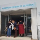 Una paciente y su hija revisan las medicinas que les entregaron en la farmacia de consulta externa del Hospital Teodoro Maldonado Carbo