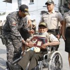 Distinción. Víctor Castañeda recibe las insignias de parte del comandante de la Zona 8 de la Policía, Víctor Zárate.