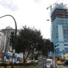 Infraestructuras modernas y altas se levantan a los lados y cerca de esta popular avenida.