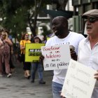 Miembros del colectivo Escambrón Unido sostienen pancartas durante una protesta contra la privatización de las playas, el 15 de noviembre de 2022, frente al Ayuntamiento de San Juan (Puerto Rico). EFE/ Thais Llorca