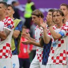 Luka Modric (R) de Croacia reacciona después del partido de fútbol del grupo F de la Copa Mundial de la FIFA 2022 entre Marruecos y Croacia en el estadio Al Bayt en Al Khor, Qatar.
