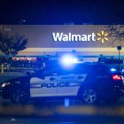 Agentes de policía trabajan en la escena de un tiroteo masivo en el Walmart Supercenter en Chesapeake, Virginia, este 23 de noviembre de 2022.EFE/EPA/Shawn Thew