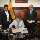 El mandatario Guillermo Lasso enviando el proyecto de Ley a la Asamblea este 23 de noviembre de 2022.