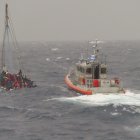 Fotografía divulgada por la división sureste de la Guardia Costera de Estados Unidos donde se aprecia unos de sus botes mientras acude a rescatar unos inmigrantes hacinados en un velero cerca de Cayo Rodríguez, al este de Cayo Largo en el sur de Florida (EE. UU). La Guardia Costera de Estados Unidos rescató este lunes a 22 migrantes, entre ellos varios niños, que viajaban en un velero "sobrecargado" con olas de hasta 3 metros cerca de los Cayo de Florida, mientras continúa la búsqueda de otros desaparecidos en un naufragio ocurrido la noche del sábado. EFE/USCG Southeast /SOLO USO EDITORIAL/NO VENTAS/SOLO DISPONIBLE PARA ILUSTRAR LA NOTICIA QUE ACOMPAÑA/CRÉDITO OBLIGATORIO