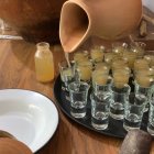 Cusco. Una demostración gastronómica en esta ciudad: se sirve pisco.