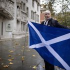 Un activista sostiene una bandera escocesa frente a la Corte Suprema del Reino Unido en Londres este 23 de noviembre de 2022. EFE /TOLGA AKMEN