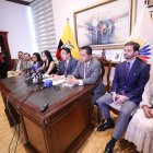 Bloque. Virgilio Saquicela se rodeó de sus aliados para anunciar que posesionará a los vocales del CPCCS.