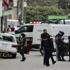 Miembros de la policía municipal y agentes periciales inspeccionan una escena del crimen donde fue asesinado el periodista mexicano Pedro Pablo Kumul, hoy en Xalapa, estado de Veracruz (México). El periodista Pedro Pablo Kumul fue asesinado a balazos el lunes en la ciudad de Xalapa, capital del suroriental estado mexicano de Veracruz, informó este martes el medio para el que trabajaba. EFE/Stringer