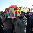 Kurdos llevan el ataúd de un hombre que murió en un ataque aéreo turco durante una procesión fúnebre en la ciudad de Dayrik, cerca de la triple frontera entre Siria, Irak y Turquía este 21 de noviembre. EFE/EPA/AHMED MARDNLI