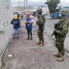 Trabajo. Censista registra datos de un ciudadano en Ambato, Tungurahua.